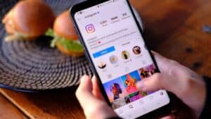 How to change background color on Instagram story