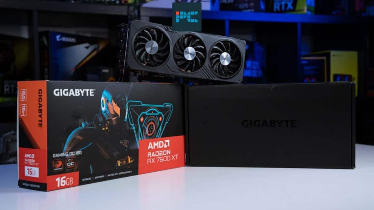 RX 7600 XT vs RX 6700 XT - Gigabyte RX 7600 XT graphics card with its packaging