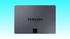 A Samsung SSD 870 QVO on a blue background.