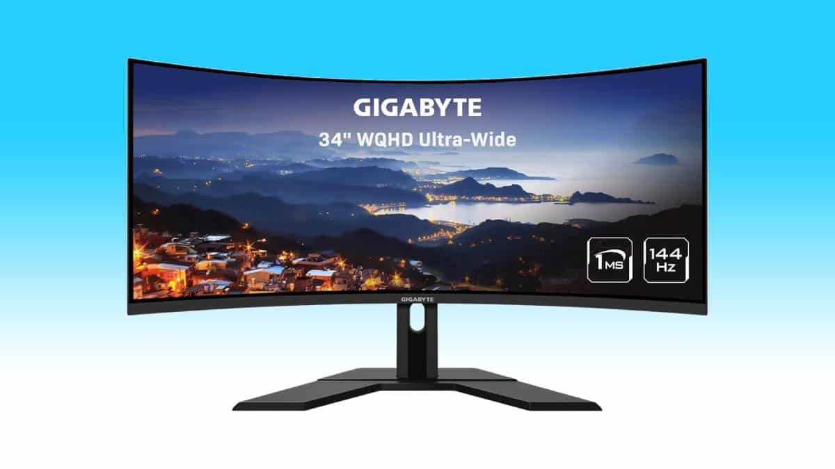 A 34" Gigabyte curved monitor ultra-wide with WQHD resolution and 144Hz refresh rate, perfect for esports.