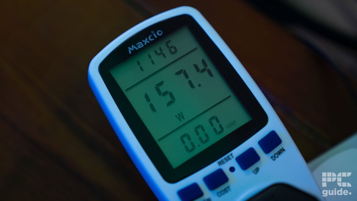 Digital display of a Mazico power meter showing time, wattage, and no GPS signal on a wooden surface in our PC Guide testing lab ©BGFG