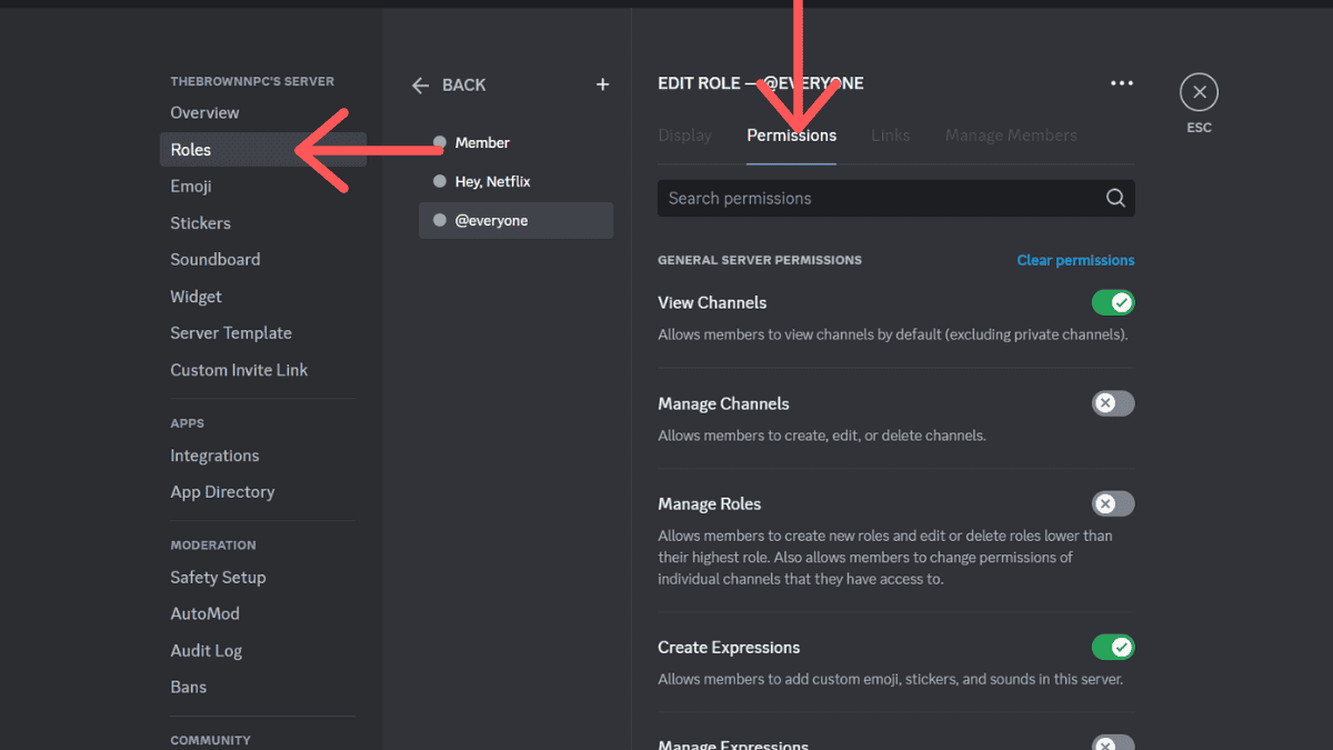 Screenshot of a Discord server settings interface highlighting the "roles" section with an arrow pointing to the "everyone" role details on the right side to make it private.