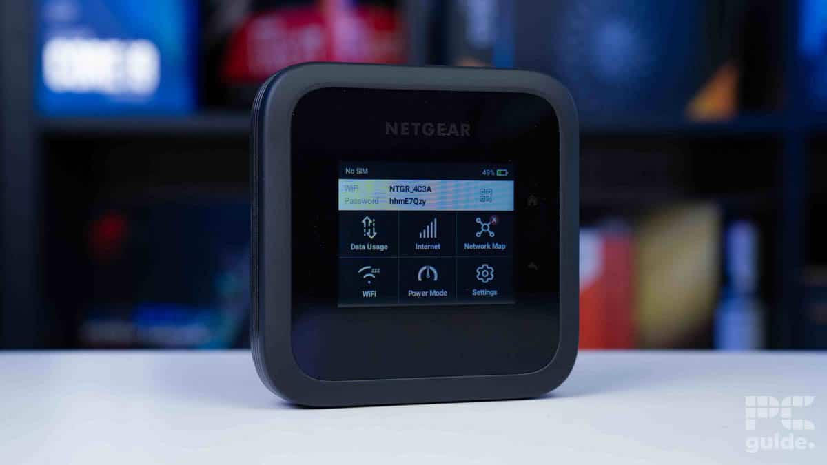 Netgear Nighthawk M6 Pro MR6450 front profile turned on, source PCGuide
