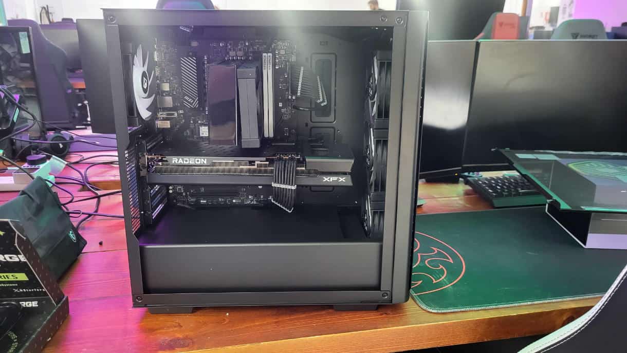 Starforge Horizon II Elite opened and without packaging, source PCGuide
