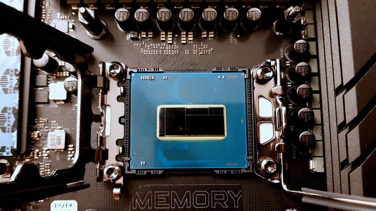 Someone seems to have already delidded one of Intel’s new Core Ultra CPUs