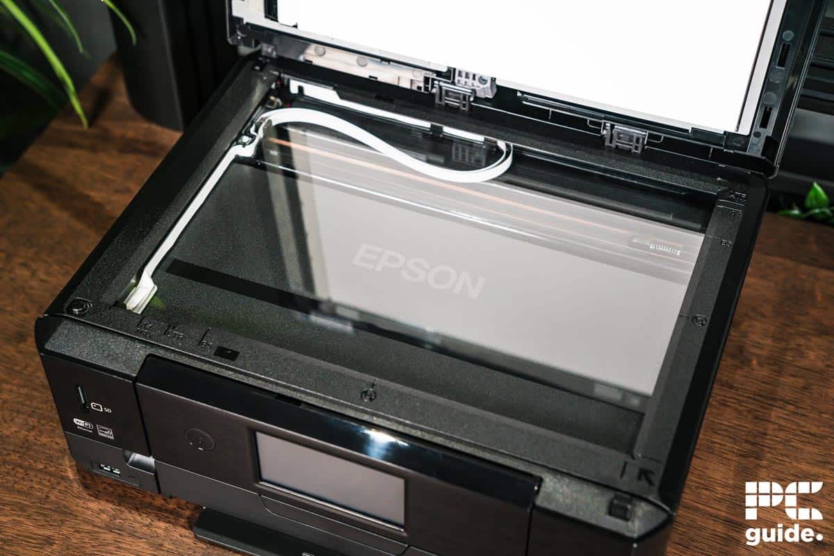 Epson Expression Premium XP-7100 scanner bed, Image by PC Guide