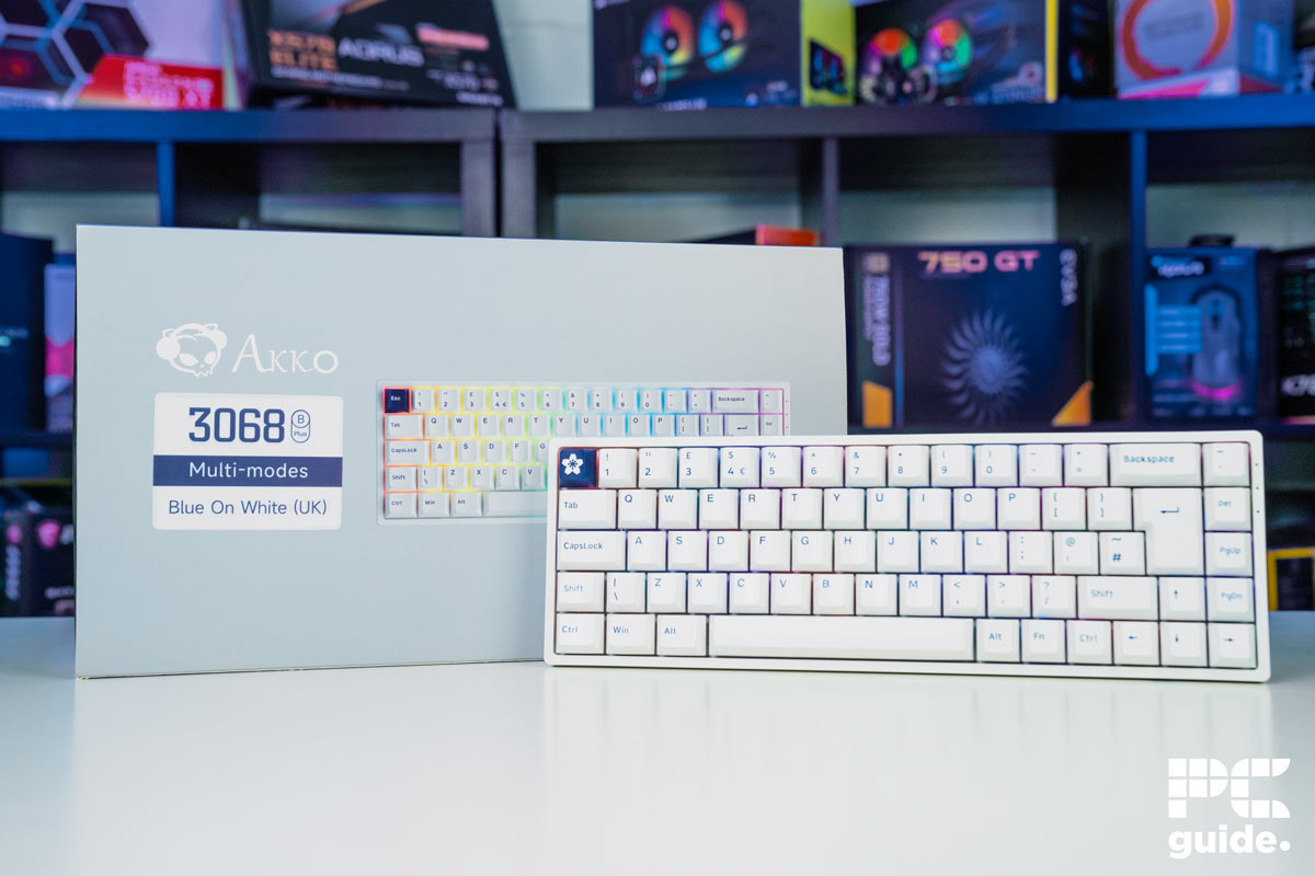 Akko 3068B Plus blue on white and box, Image by PC Guide