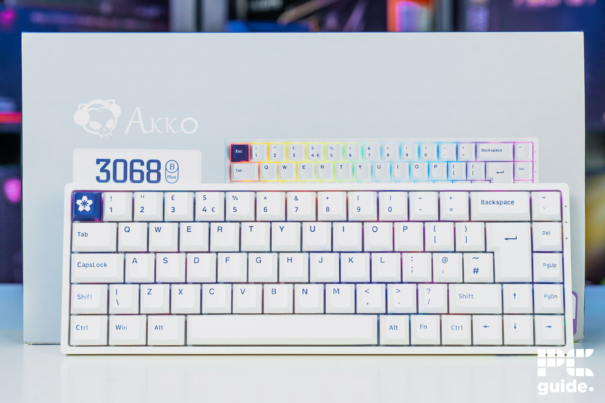 Akko 3068B Plus blue on white in front of box, Image by PC Guide