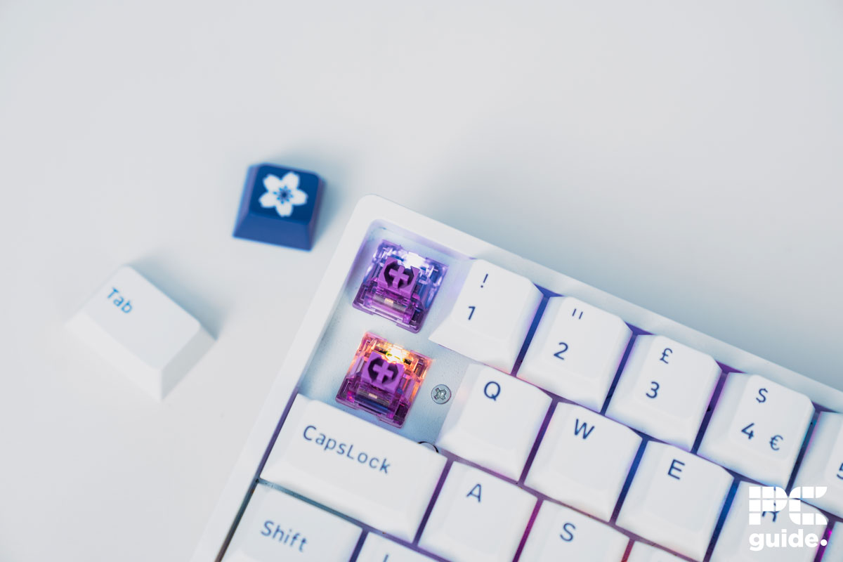 Akko 3068B Plus blue on white keycaps and switch, Image by PC Guide