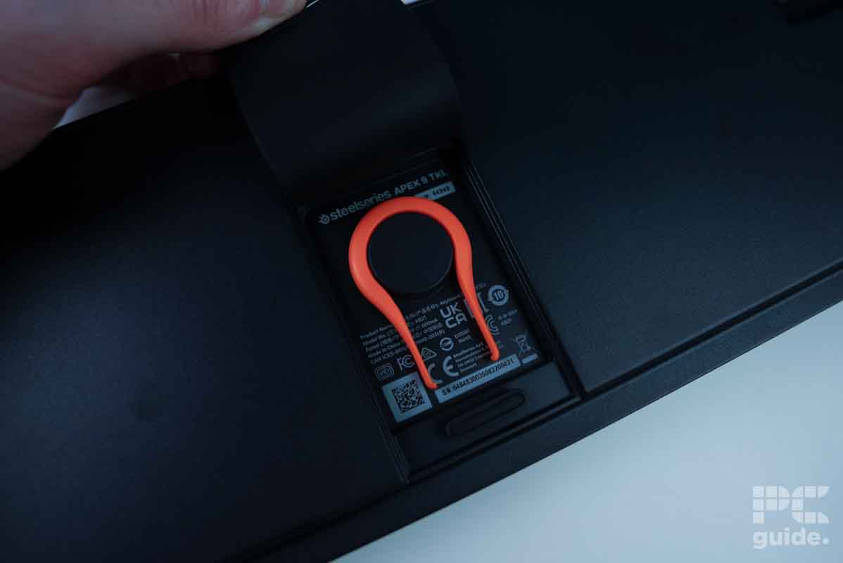 SteelSeries Apex 9 TKL key puller, Image by PC Guide