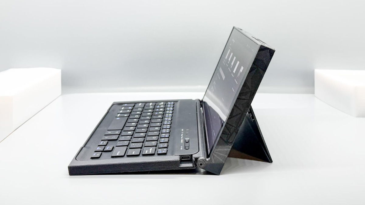 Lenovo take note, this custom Legion Go case turns the handheld into a touchscreen laptop