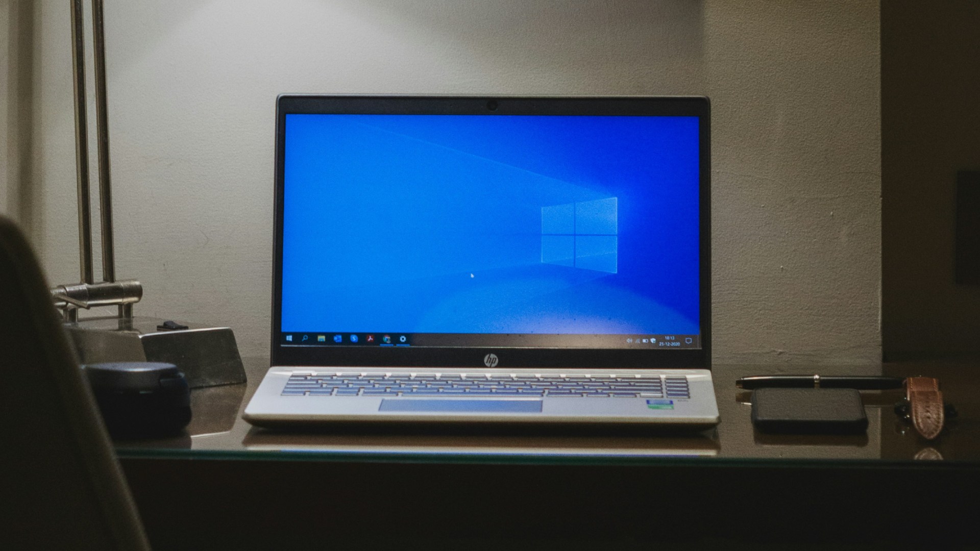 Windows 11 desktop on laptop, source: Unsplash