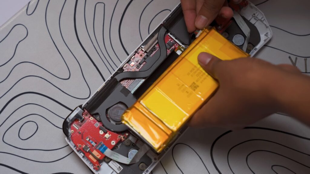 Inserting 90Wh battery into the ASUS ROG Ally, source: Miner TechTips