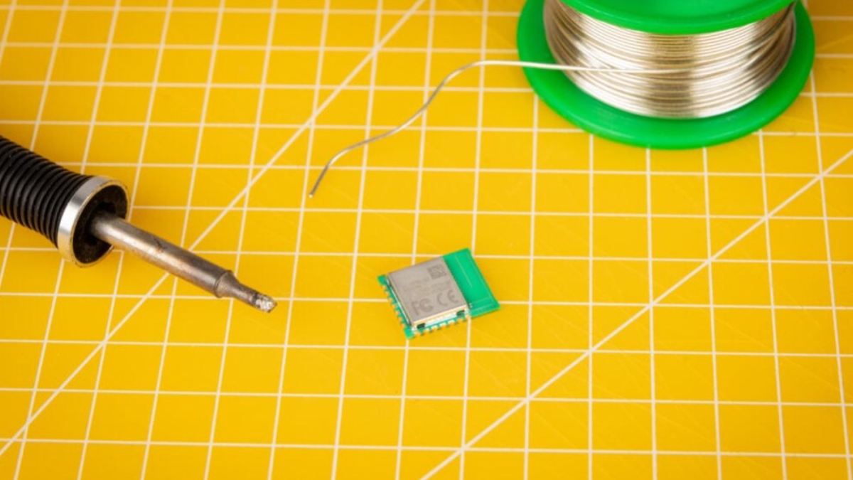 Raspberry Pi Radio Module 2 with tools, source: Raspberry Pi