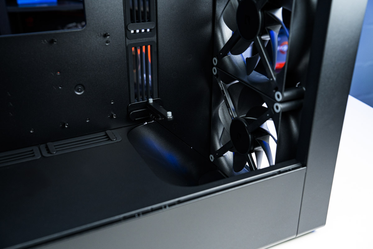 A look at the fron of the HAVN BF 360 Flow case from the open right side. It shows the two fron fans with a slope fron the bottom to the middle of the case.