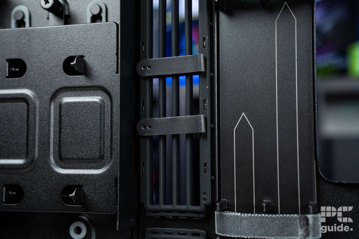 A close up of the HAVN BF 360 Flow rubber grommet in the middle of the side,. It has three vertical rubber strips with two comb connectors inbetwen.